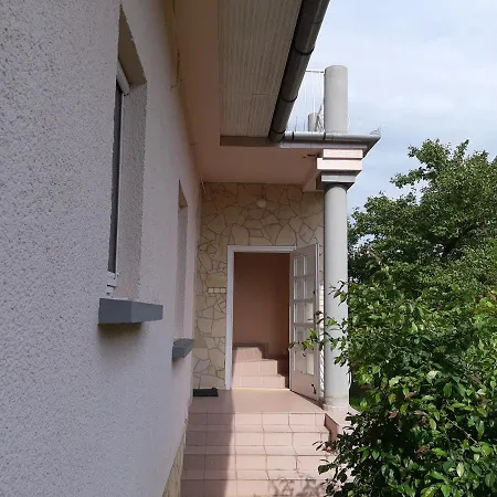 Lusti Apartman *